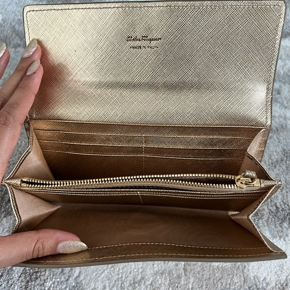 Authentic Gold Salvatore ferragamo wallet. - Picture 3 of 4